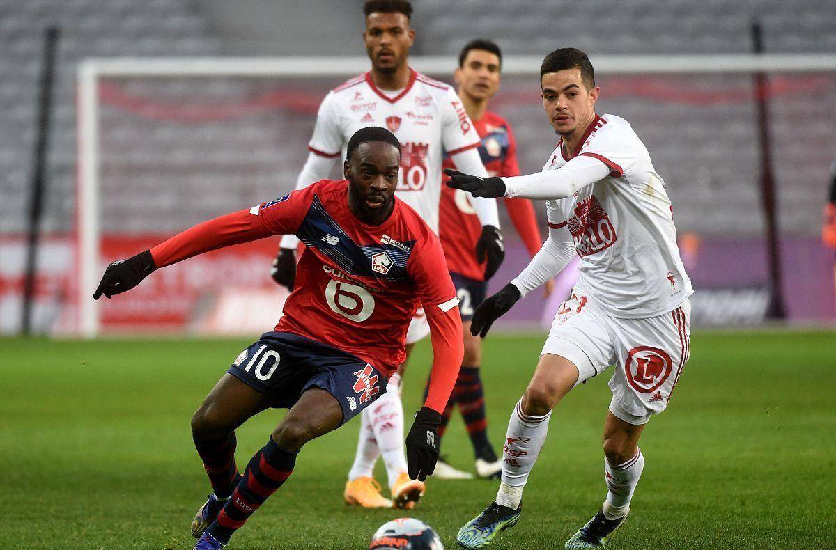 表现之间找 表现之间找