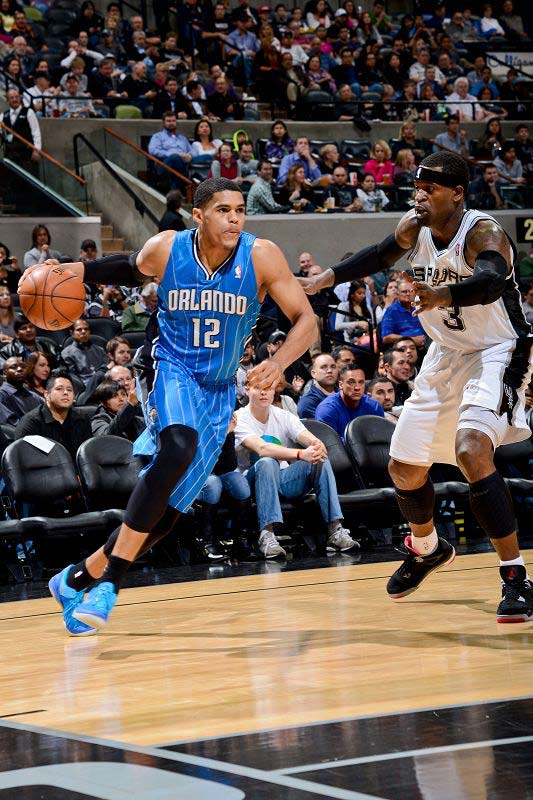 拓宽了它的 拓宽了它的